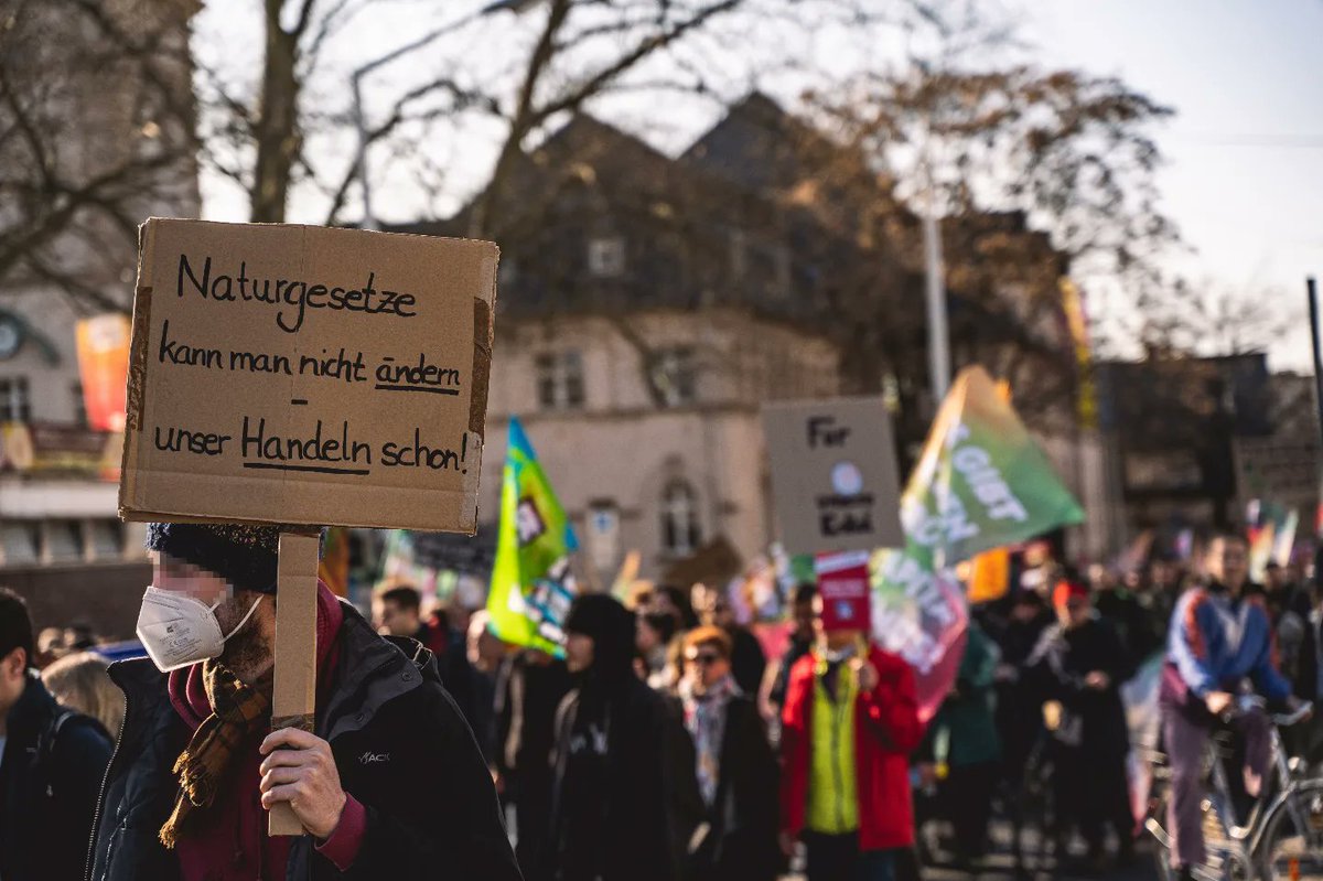 Gestern gingen in #Darmstadt laut Veranstaltenden wieder 5.000 Menschen zum #GlobalClimateStrike auf die Straße - u.a. unter dem Motto #LützerathIstÜberall.
