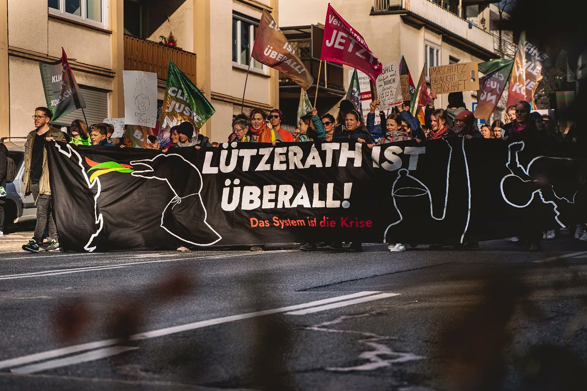 street_moshpit's tweet photo. Gestern gingen in #Darmstadt laut Veranstaltenden wieder 5.000 Menschen zum #GlobalClimateStrike auf die Straße - u.a. unter dem Motto #LützerathIstÜberall. https://t.co/to2vUxVNqN
