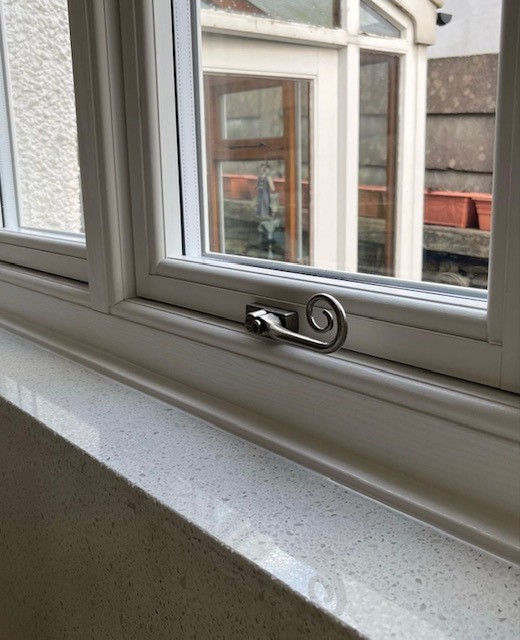 residence9's tweet image. Regal hardware offers traditional solutions for your customers, available in 9 colours😊R9 windows with Regal monkey tail handles in pewter patina installed by @HallGlazingLtd 👍

eu1.hubs.ly/H032bKL0
#R9 #installer #windowhardware #regalhardware #pewterpatina #fabricators