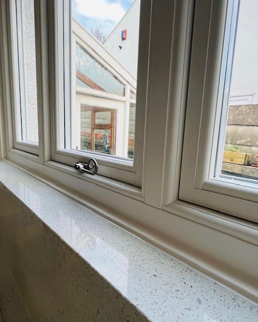 residence9's tweet image. Regal hardware offers traditional solutions for your customers, available in 9 colours😊R9 windows with Regal monkey tail handles in pewter patina installed by @HallGlazingLtd 👍

eu1.hubs.ly/H032bKL0
#R9 #installer #windowhardware #regalhardware #pewterpatina #fabricators