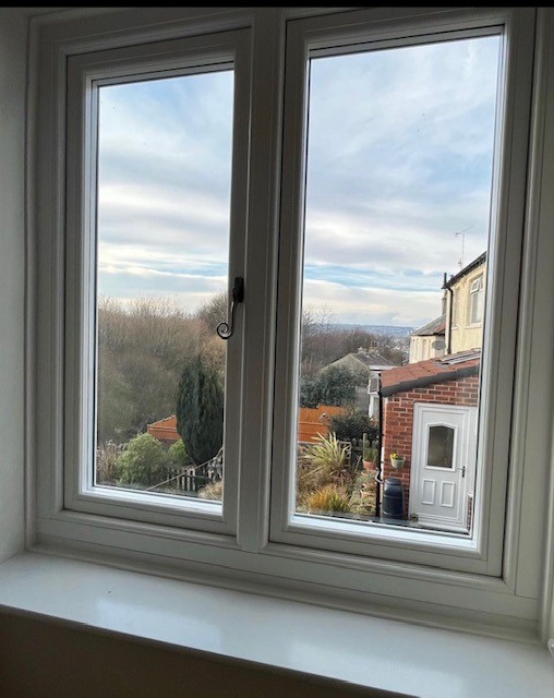residence9's tweet image. Regal hardware offers traditional solutions for your customers, available in 9 colours😊R9 windows with Regal monkey tail handles in pewter patina installed by @HallGlazingLtd 👍

eu1.hubs.ly/H032bKL0
#R9 #installer #windowhardware #regalhardware #pewterpatina #fabricators
