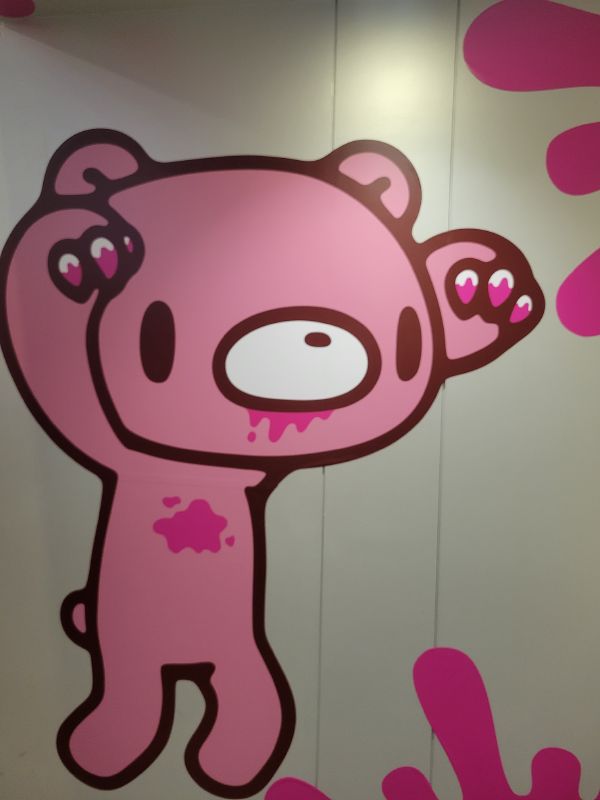 ku_man247's tweet photo. サイン会は人生初参加かも。

いたずらぐまのグル～ミ～作者
森チャックせんせいのサイン会！

緊張しまくった…20年ごえの想いは伝えたけども。
同じ名前の美人マネージャーさんやブース内スタッフさんたちの優しさに救われて癒されました。

#gloomybear 
#森チャック 
#グルーミー https://t.co/eCtB5drsIF