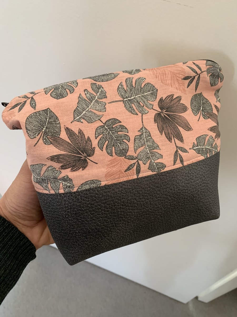 Avant de partir pour une nouvelle aventure, je tiens à féliciter et remercier les élèves de l’éco-asso (et l’équipe qui les accompagne) pour la réalisation de cette pochette qui me permet d’avoir un sac un peu plus rangé. Merci à eux pour tous les projets éco-solidaires. Bravo!