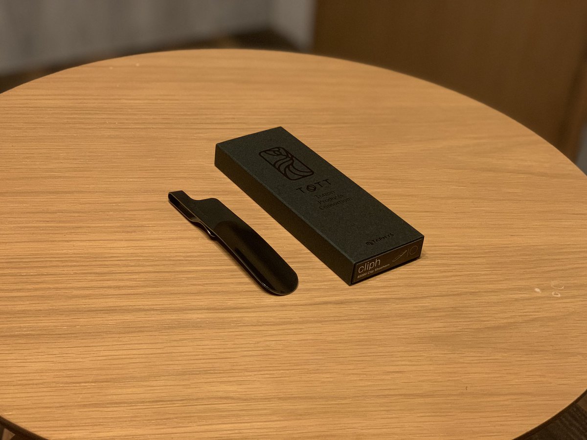 Ken_9er's tweet photo. 念願のMETAPHYSの靴ベラを店頭で見つけたので購入。
デザイン、色味、実用性共にパーフェクト。クリップ付でジャケットやカバンの内ポケにさっとしまえるのがめちゃ有能。ついでに気分も上がる。QOL上がること間違いなしのオススメの一品です。

#METAPHYS https://t.co/lRxPPBoplm