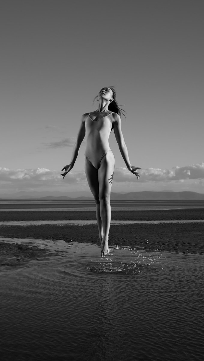 olisav's tweet image. The silhouettes were shot in Costa Rica, the front lit, Australia. 

In Aus, we had to run from the encroaching waters as that beach is famous for having salt water crocs hang in the shallows. 
entrepot.app/sale/grounded