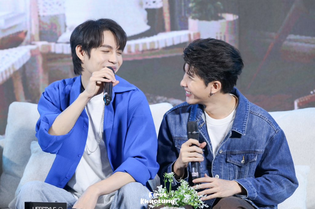firstkhaotungfc's tweet photo. เฟิร์สครับ หนูขิงอะไรเพื่อนอ่ะลูก 😅

 #DesignVillageXเฟิร์สข้าวตัง https://t.co/UhgDJIkifB