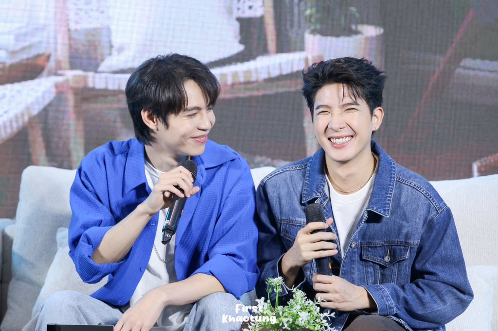 firstkhaotungfc's tweet photo. เฟิร์สครับ หนูขิงอะไรเพื่อนอ่ะลูก 😅

 #DesignVillageXเฟิร์สข้าวตัง https://t.co/UhgDJIkifB
