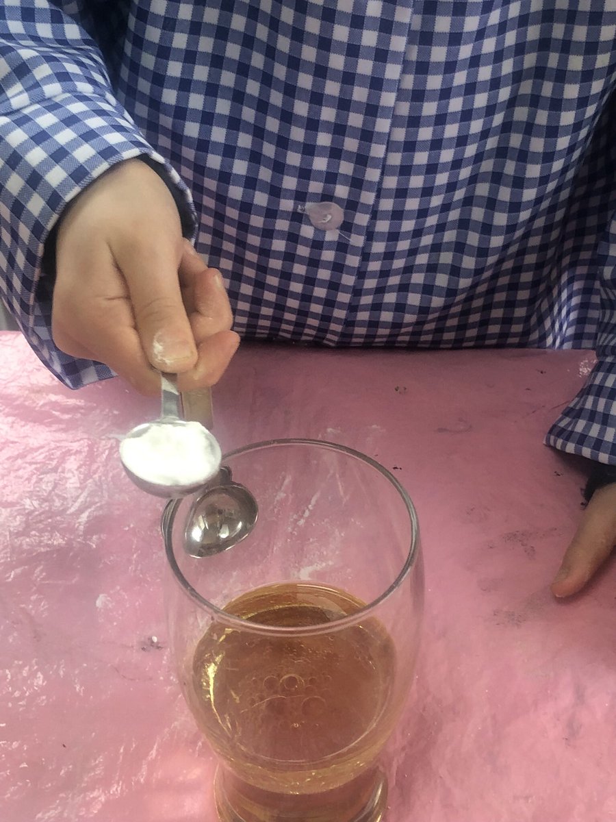 LearningLog1's tweet image. @laceygreenpa #LGPAScience I added sodium hydrogen carbonate onto the oil and it drifted slowly through the oil before reacting with the vinegar to make fizzy bubbles!The bubbles kept sinking and floating! Check out the videos below!