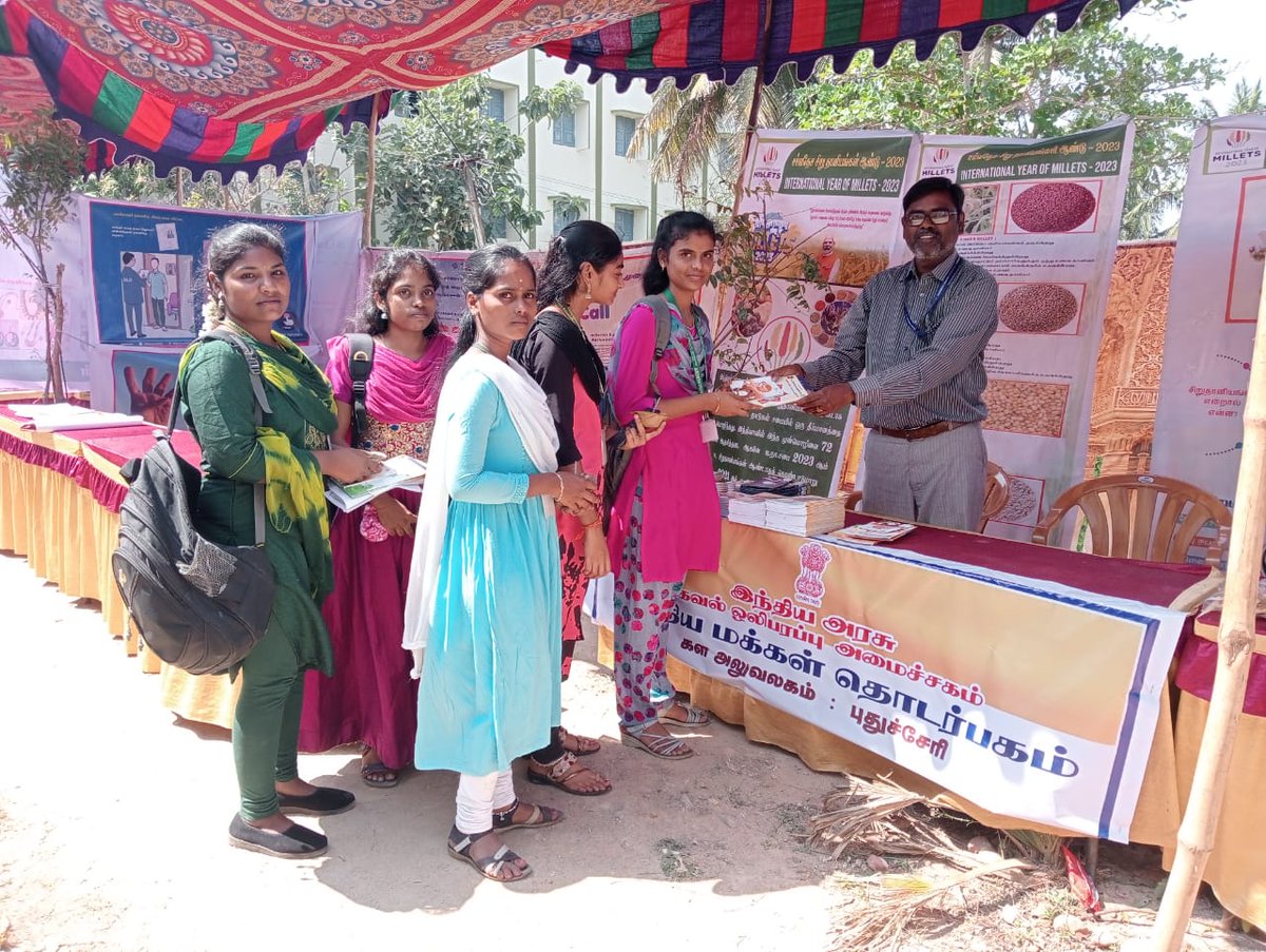 Shri.S.Veeramani of CBC, Puducherry distributing booklets to the students in the Yuva Utsav at Cuddalore being organised by NYK.
#YuvaUtsav2023

@CBCCHENNAI_MIB @pibchennai @CBC_MIB @IndiaSports @NYKSTamilnadu @NykPuducherry @CuddaloreNyk
