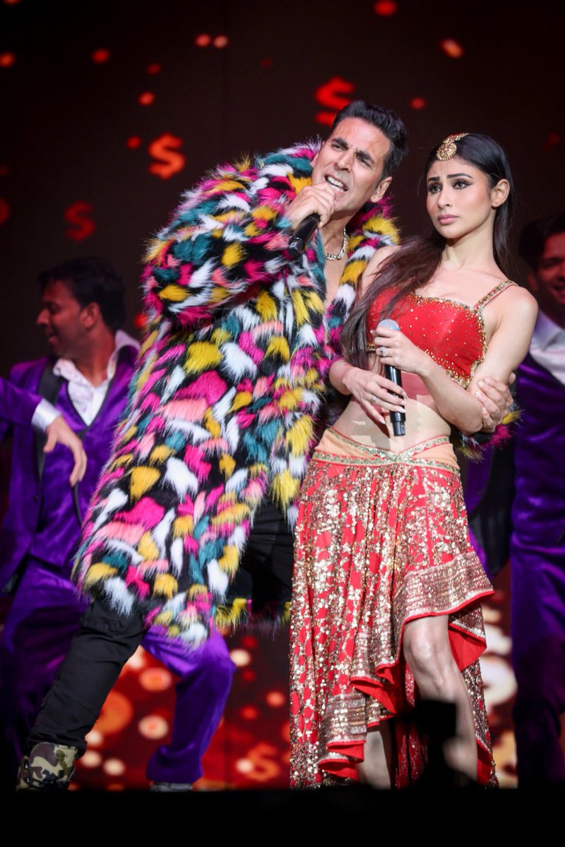 Roymouni's tweet photo. DO YOU KNOW THE FEELING OF #HOUSEFULL ♠️
Fullhouse Madhouse DramaKings &amp; Queens 🧿 
THANK YOU ATLANTA FOR THE IMMENSE UNDULATING LOVE… 
UNBELIEVABLE START TO THIS MAGICAL TOUR.. GRATITUDE ❣️ https://t.co/78H1O2OGbQ