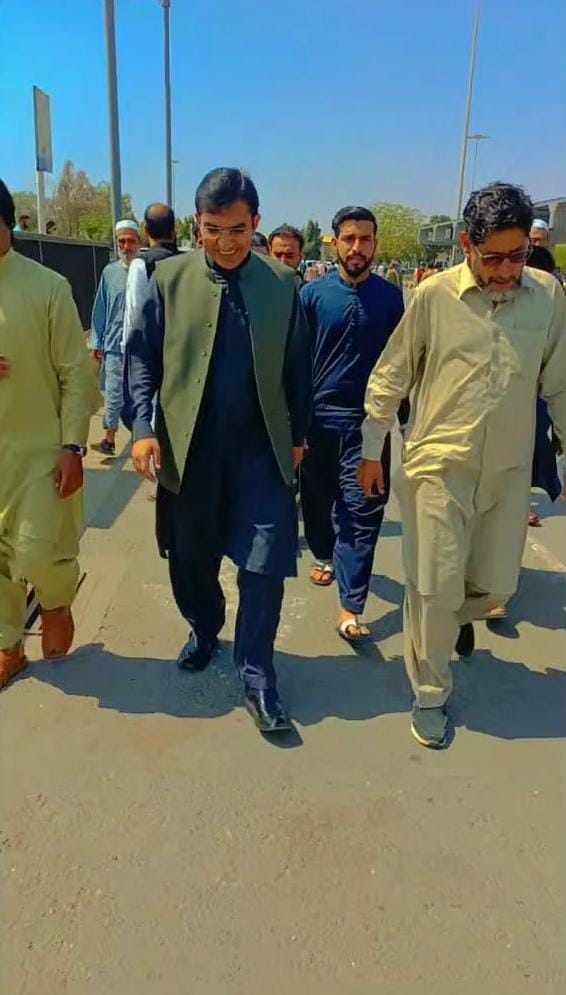 NDM_Official's tweet photo. کراچی: نیشنل ڈیموکریٹک موومنٹ کے چیئرمین محسن داوڑ  این ڈی ایم کی جانب سے 5 مارچ کو پارٹی کے بانی رہنما شہید لطیف لالا کی تعزیتی ریفرنس میں شرکت کے لیے کراچی پہنچ گئے ہیں۔
تعزیتی ریفرنس کل بروز اتوار دن 12:00 بجے کراچی پریس کلب میں منعقد ہوگا۔ https://t.co/hPW51xE9VT