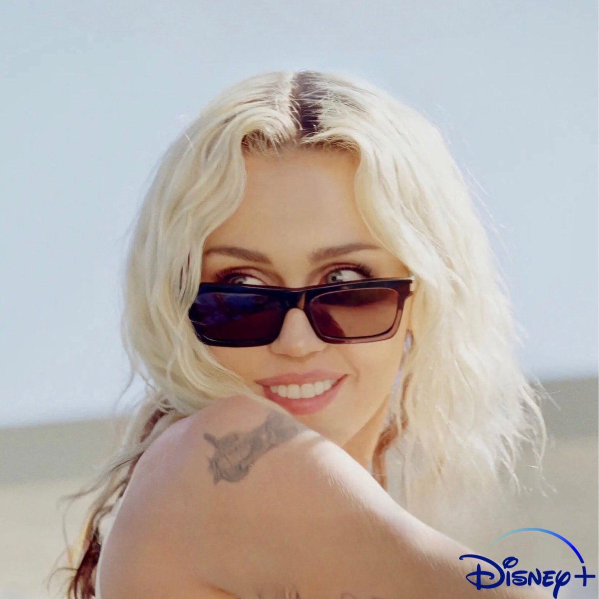 NoticiasSmilers's tweet photo. How it started // How it’s going https://t.co/YJNgOt3TuZ