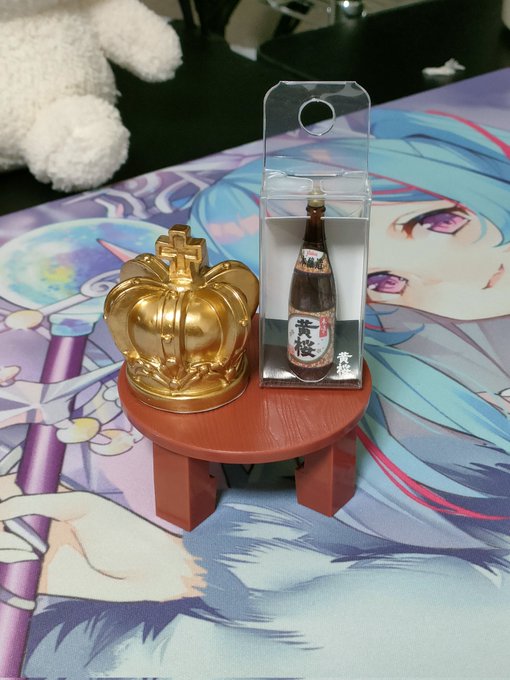 百均でちょこちょこと
王冠はレジン製で重い 