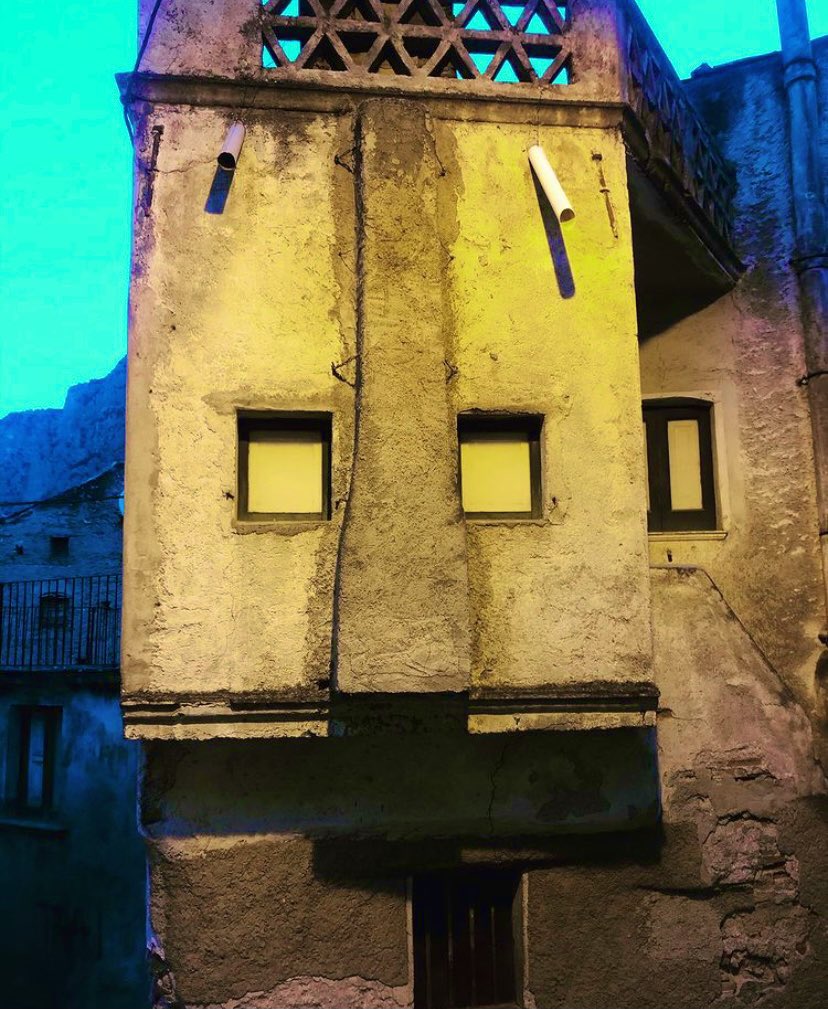 Civita (CS), tra le più antiche comunità arbëreshë d’Italia, è famosa per le Case Kodra (o Case Parlanti), antiche abitazioni dalle sembianze umane che si camuffano tra i vicoli del borgo.
Il nome è un tributo all’artista albanese Ibrahim Kodra, amico di Picasso.