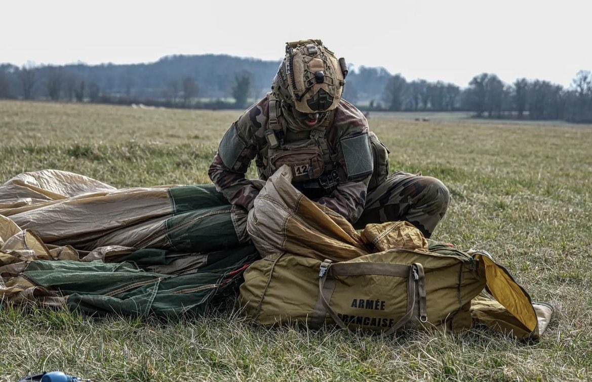 AllaisF's tweet image. 🇫🇷👊 Après un premier saut sur Castres samedi dernier, les sapeurs-paras du #17RGP ont été reprojetés sur la zone de saut de Caylus dans le cadre de l'exercice
#ORION23 📷 17rgp