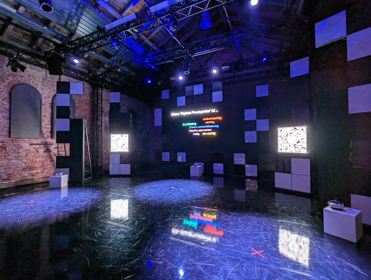 Unsere Kollegin Frederike präsentiert ihre VR Installation im Technical Ballroom des Oldenburgischen Staatstheater // Our colleague Frederike is presenting her VR Installation in the technical Ballroom of Oldenburg state theater  #DataPrivacy #mediaart #virtualreality