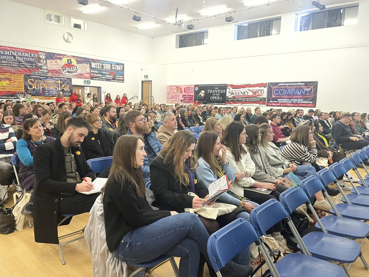 <a href="/cymru_ed/">cymru_ed</a> Yes Wales. This is happening this morning. Thrilled to have over 300 Educators in the room this morning talking about learning! #rEDCymru