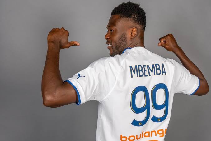 IsralMutombo11's tweet image. Meilleur footballeur africain du mois de #février :Chancel Mbemba a été élu meilleur joueur avec 30.05% de voix, juste devant l&apos;attaquant nigérian du Napoli Victor Osimhen, et la révélation sénégalaise Pape Diallo qui comptent respectivement 25,70% et 19,88% de voix.