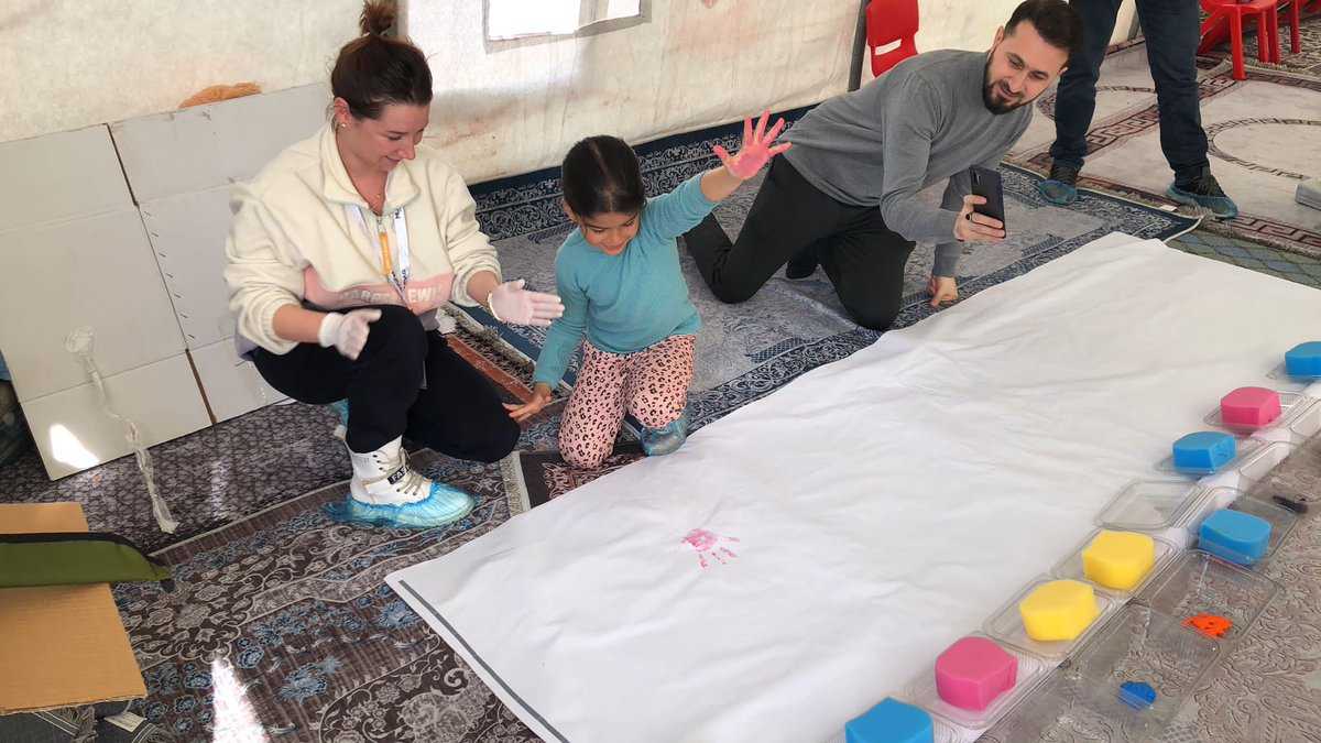 Hayat beyaz bir kâğıt ve en güzel rengi çocuklar. 🎨 🎈 

“Renginiz Sesimiz” projesi kapsamında ilk durağımızda çocuklarımızla buluştuk.

Başkanımız İsmail Filizfidanoğlu, YK Üyemiz Ömer Fatih Bölükbaş ve gönüllü ekibimiz, çocuklarımızla birlikte resimler yaptılar.