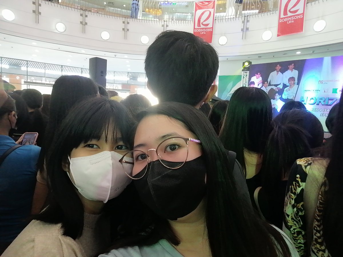 ana_suerte's tweet photo. fangirling with my sissy! @HORI7ONofficial @mld_official_ 
#HORI7ON_RobinsonsLipa https://t.co/OwZSY7Pp2E