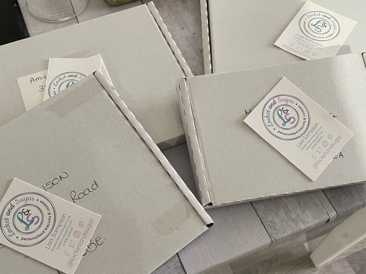 locketandsugar's tweet image. Four boxes stuffed with delicious cookies on their way to letters boxes around the UK 💜🍪📮

#PostalGift #PostboxCookies #LetterboxCookies #MailOrderCookies #EtsyOrders #EtsyShop #PersonalisedCookies