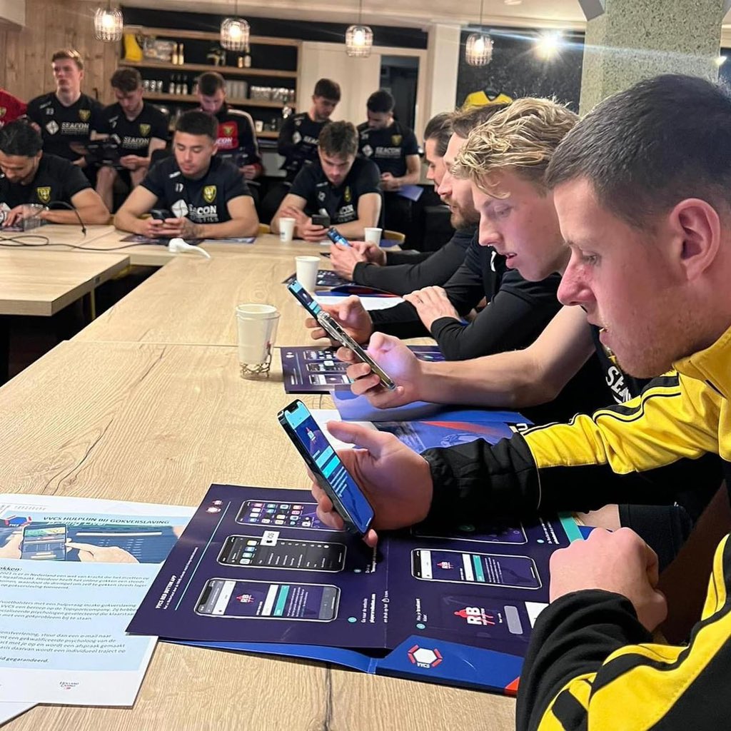 spelersvakbond's tweet photo. Last but not least deze week… @VVVVenlo
📱⚽️💫🚗💨
#VVCSRedButtonAppTour
#ArjanEbbinge @elevchenko #vvcs #redbuttonapp tegen #matchfixing en #gokproblemen https://t.co/wcHBgylb2B
