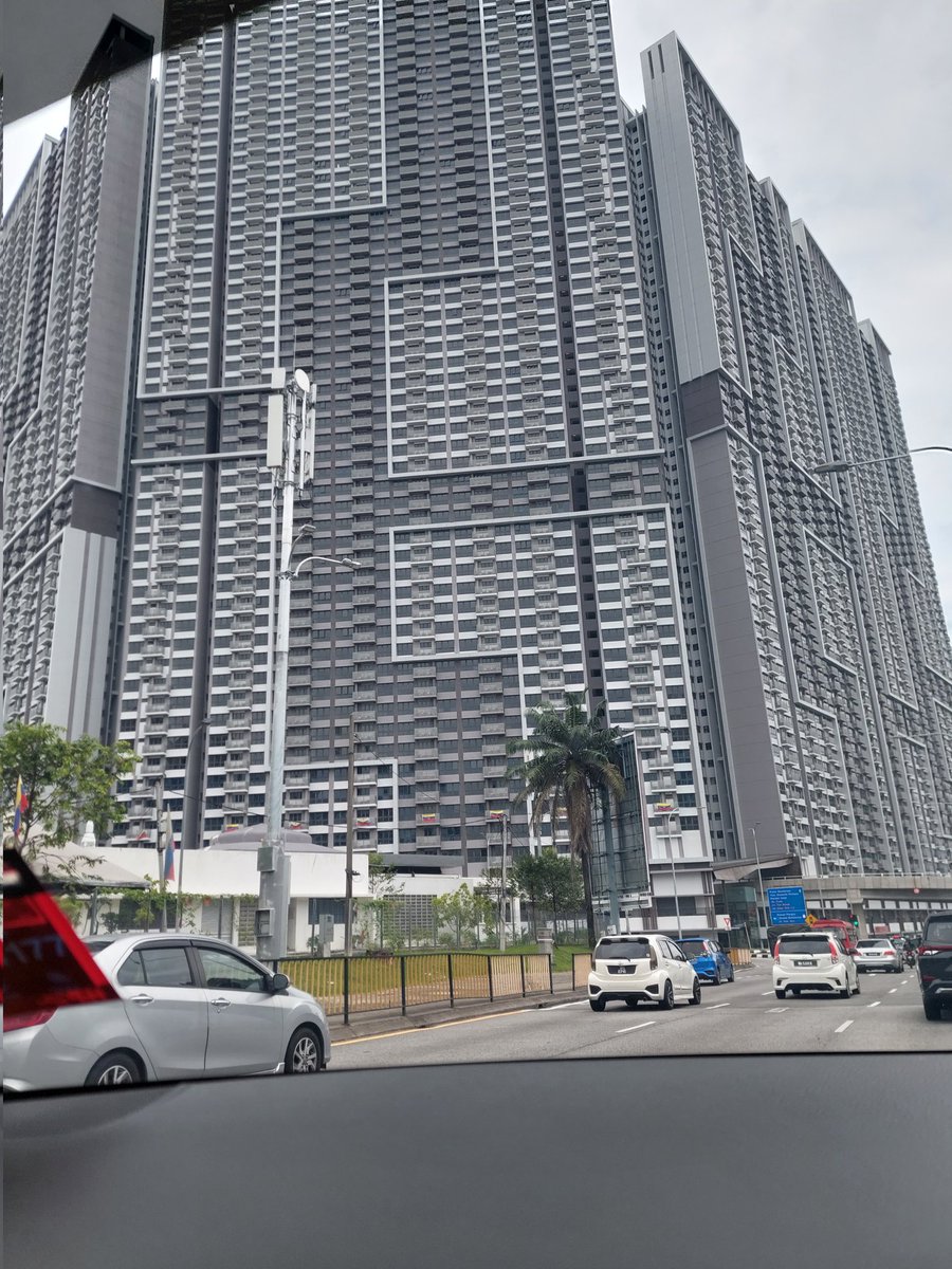 edania's tweet photo. Cuba teka ada berapa unit untuk this building 🤔 https://t.co/oKmbV3UAQu