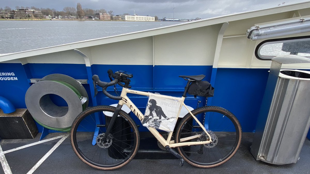 Mijn neef(je) heeft platenspeler en vinyl ontdekt. Ok, dan breng ik ‘m iets voor de muzikale opvoeding #borntorun #borntoride