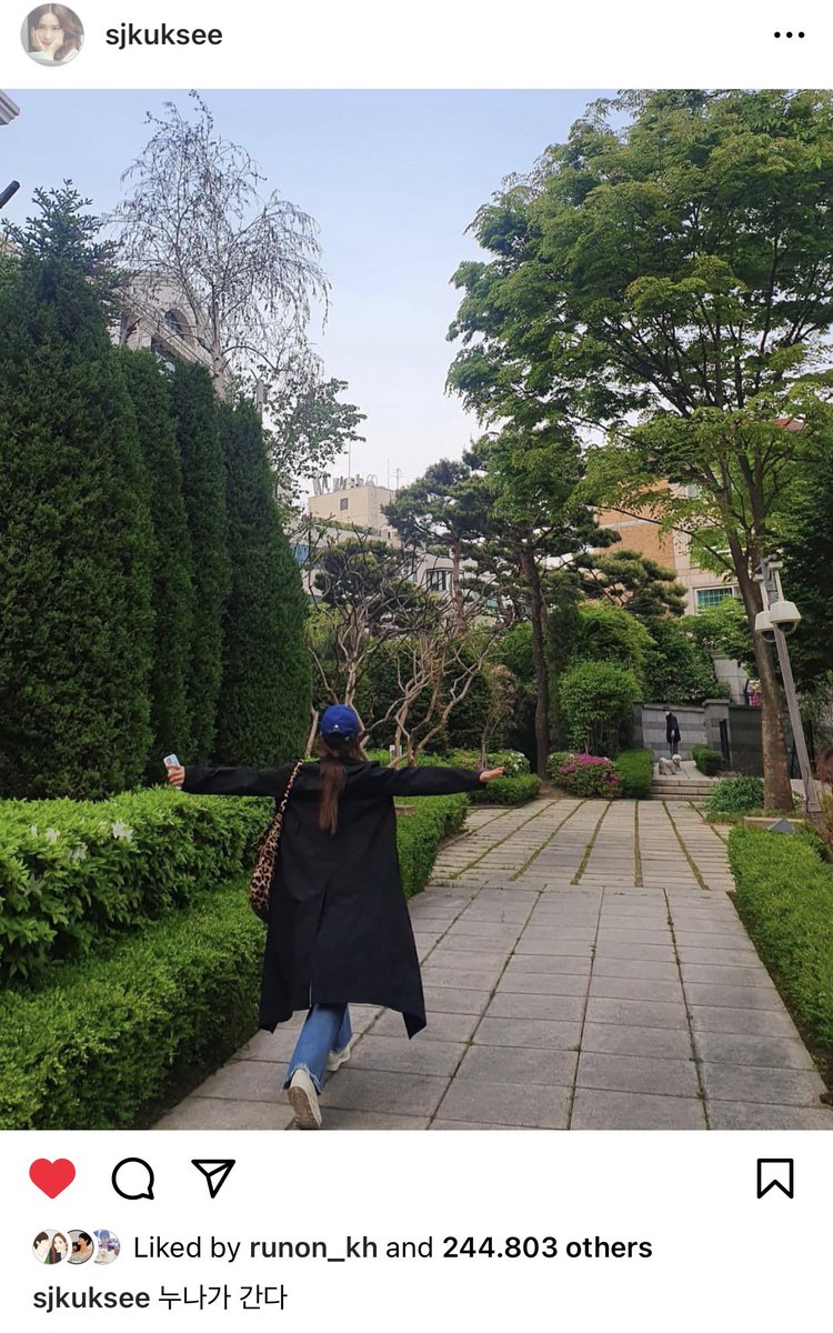SGyeommi's tweet photo. Saekyeong with oh mijoo tote bag in paris! Maybe during run on it was really her personal bag &amp; she loves using it ever since! 😚

📹 her manager 2023
📷 ssk insta dec 2020, april 2021 

#런온 #runon #imsiwan #yimsiwan #siwan #shinsekyung #shinsaekyeong #sekyung #saekyeong https://t.co/D5QDRqmzjf
