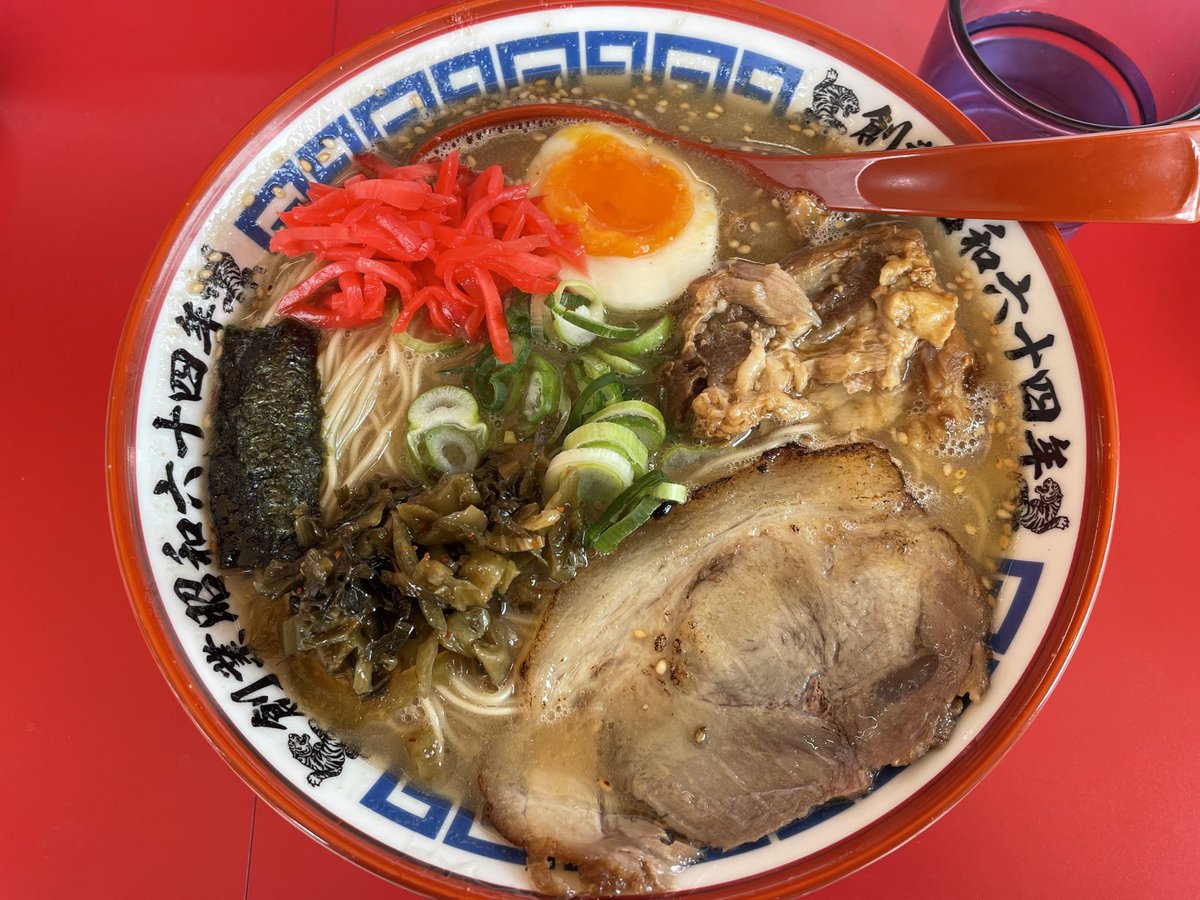 今日のお昼はこってりドとんこつの濃厚とんこつラーメンを食べたくて😜