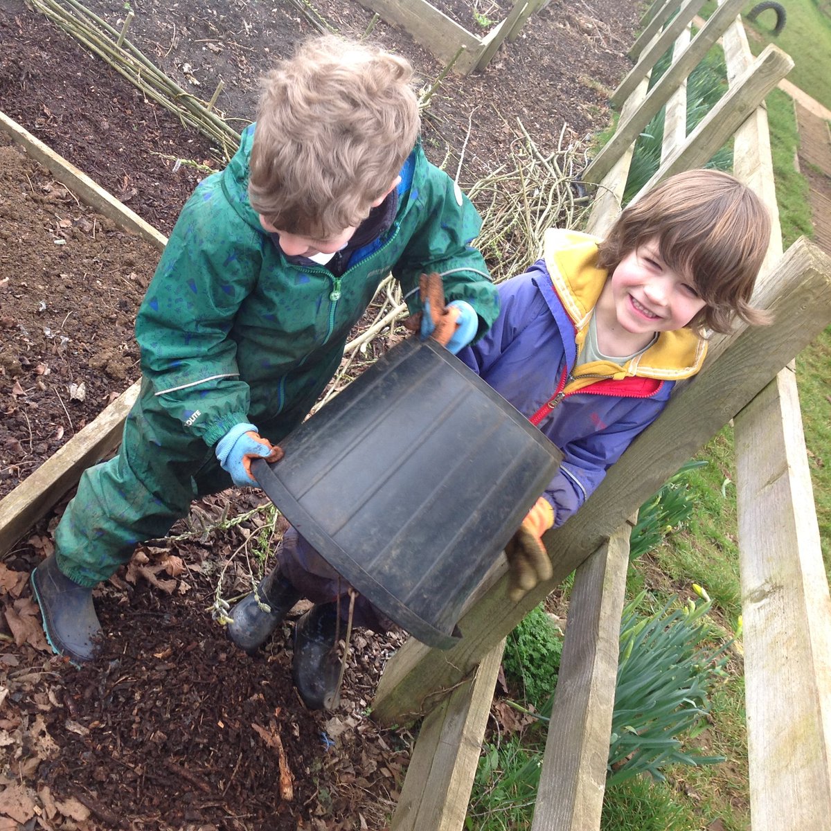 SibfordEYFS's tweet photo. Quaker Values
Early Years worked as a team to put wood chippings around the flower beds to stop weeds growing. It was also a lot of fun!
#mentalhealthawareness #BeYouBeSibford #SibfordEYFS #EarlyYears #gardening #outdoorfun #EYFS #EarlyYears #quakervalues #quaker #teamwork https://t.co/CHalYMW2CV