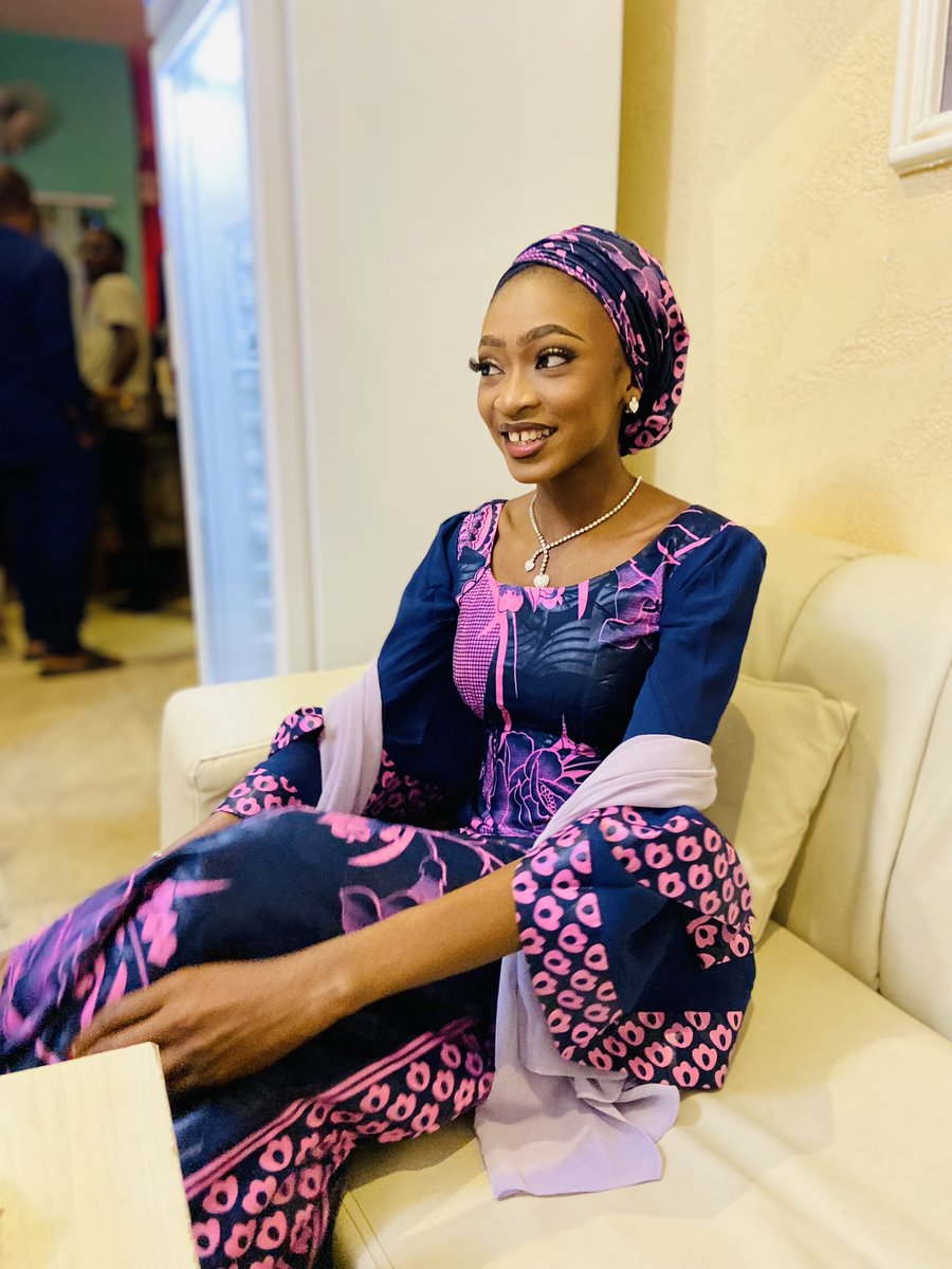 ___Aishatoo's tweet image. In frame: @__Khoobsurat 
MUA: @YaqubUmmu 
Photographed by: @___Aishatoo 
Location: Sulaiman hall 
Dear Abusites retweet and come for your makeup 💄 
I promise to give you good pictures ☺️
#zeroEdit❌
#PhonePhotography