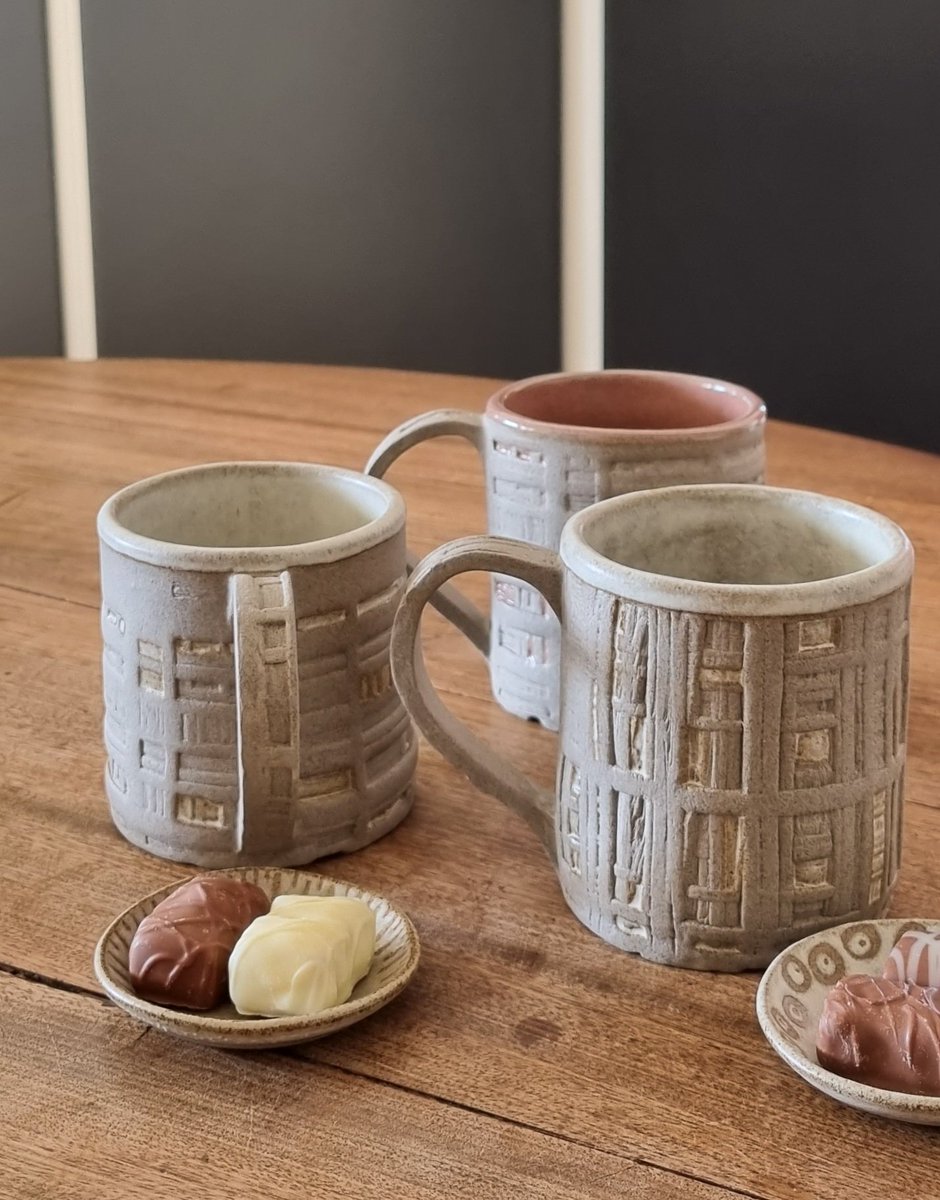 keramiekvanjuul's tweet photo. Brute mokken en 1000-dingen schaaltjes 
In de mokken past 300 ml. 
Handgevormd dus altijd uniek. 

#theekop #koffiemok #slowdesign #boetseren #brutalisme #brutalismus #brutalism #terneuzen #keramiek #gebouw #collectorsitem #keramiekkunst #duurzaamdesign https://t.co/acCdYFc8Yi