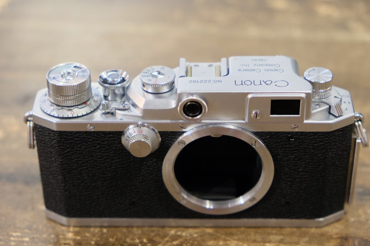 2ndbasebysanpou's tweet photo. こんにちは,新人スタッフRです。
今回紹介するカメラはCanon IV Sb 改型になります。こちらのカメラは何といっても軍艦部の精密機械の造りが素晴らしいです。首からぶら下げた時に見える軍艦部が所有欲を満たしてくれます。こちらのカメラが気になる方は是非店頭にてお声掛け下さい。#キャノン #IVSb https://t.co/OUG2aXYCEP
