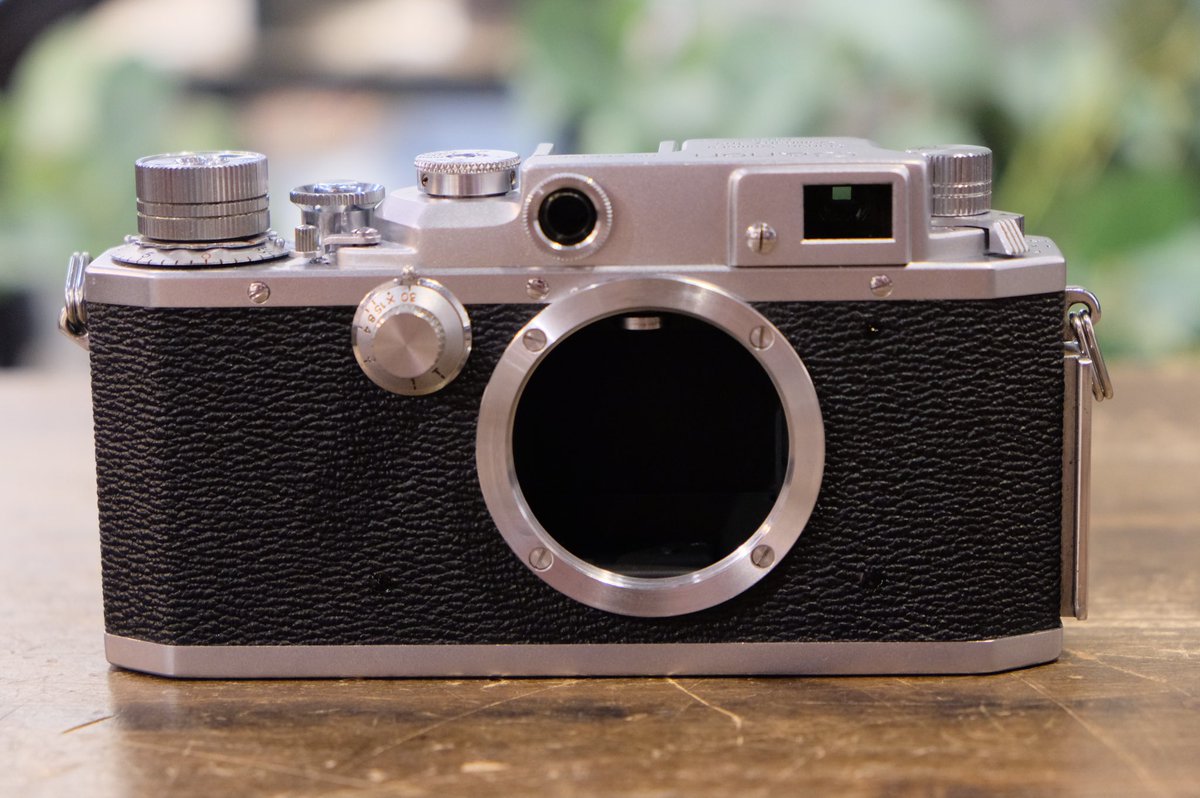 2ndbasebysanpou's tweet photo. こんにちは,新人スタッフRです。
今回紹介するカメラはCanon IV Sb 改型になります。こちらのカメラは何といっても軍艦部の精密機械の造りが素晴らしいです。首からぶら下げた時に見える軍艦部が所有欲を満たしてくれます。こちらのカメラが気になる方は是非店頭にてお声掛け下さい。#キャノン #IVSb https://t.co/OUG2aXYCEP