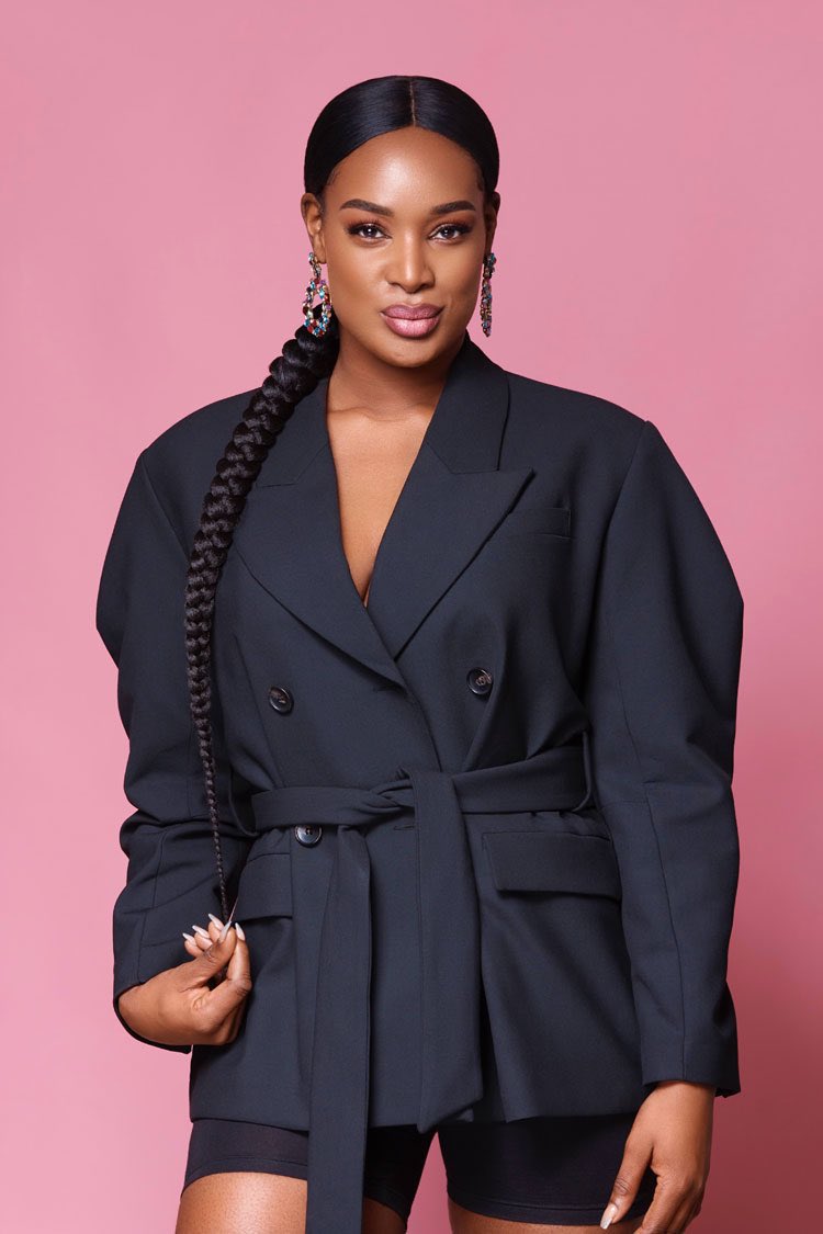 OleleSalvador's tweet photo. 🚨BREAKING🇬🇭🎶: Ghanaian songstress @nanafofiee, based in Holland, has FINALLY SIGNED with @NICKIMINAJ's label. 

This long-awaited deal comes after Fofie piqued Nicki's interest with her version of the Megatron Challenge in 2019 and the latter expressed interest in signing her. https://t.co/bLTv3K1kEZ