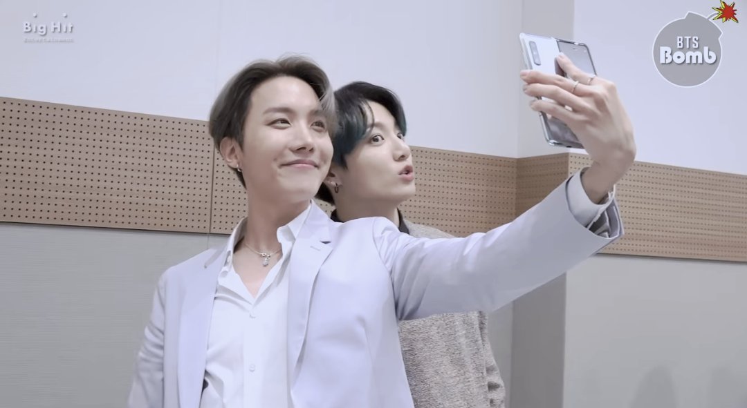 cocone_7777777's tweet photo. 📺YouTube / BANGTANTV
[BANGTAN BOMB] Jin's selfie time - BTS (방탄소년단)
🔗 https://t.co/JZ0o2Ay291

#BTS 💜 #2020BTS
#JIN セルカ📷🐹
ジャマする弟達
#jhope 🐿 #JIMIN 🐤
#V 🐻 #JungKook 🐰
※2020年2月24日『MAP OF THE SOUL : 7』グローバル記者会見が開催された時の様子🎥
2020.03.04up https://t.co/SOULuDa6Tq