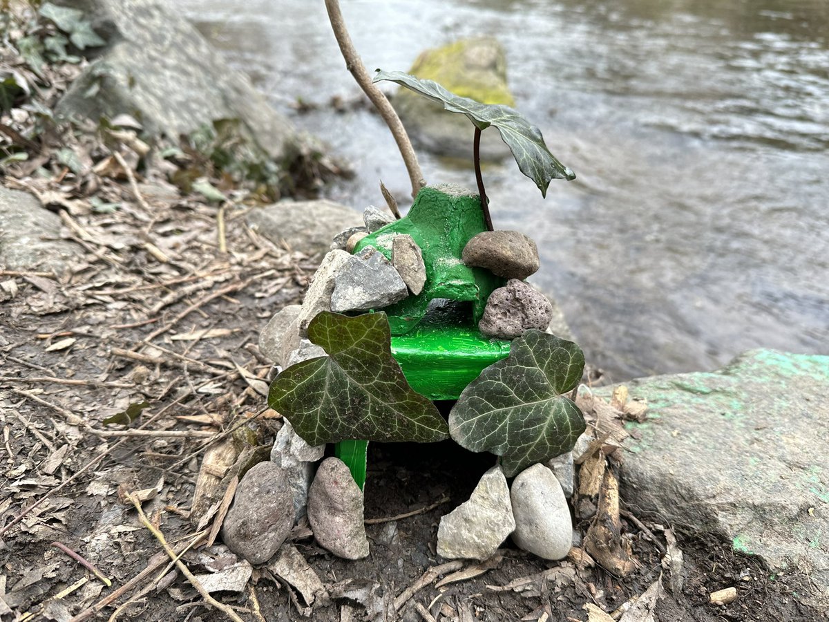 NanaPendragon's tweet photo. @mishacollins made me do it 🐸
#GISH #GAFWHES #Frod

*just for fun. I take this little Temple home. Because it would not withstand the wind. I'm thinking about building a real stable one soon. https://t.co/c8hEIpfbRR