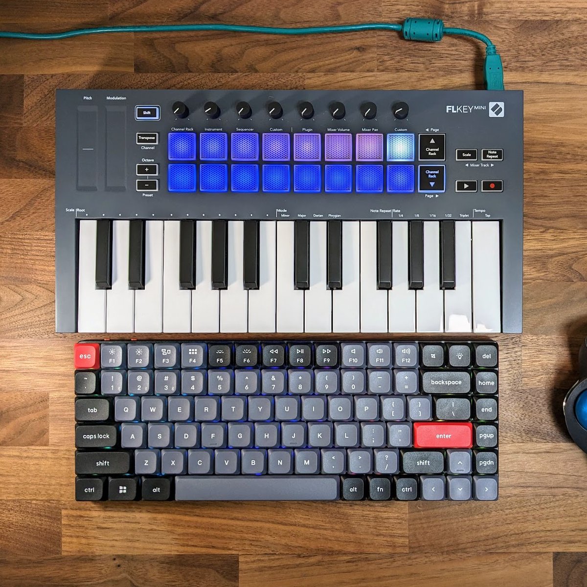 AJURIKA's tweet image. Keychron K3 ProとNovation FLKEY miniとの組み合わせかなりいい感じ。このスペースでほぼすべての操作が収まっているので没入感凄い。楽曲制作も調子良い、気がする！

#keychron
#novation
#flkey