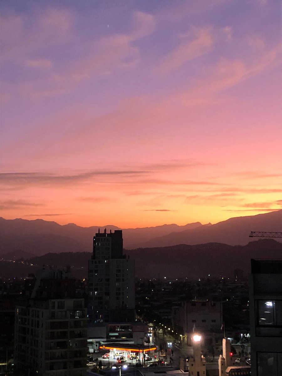 icpb16's tweet photo. Buenos Días Feliz fin de semana #amamecer #SantiagodeChile https://t.co/UFEqChQEL4