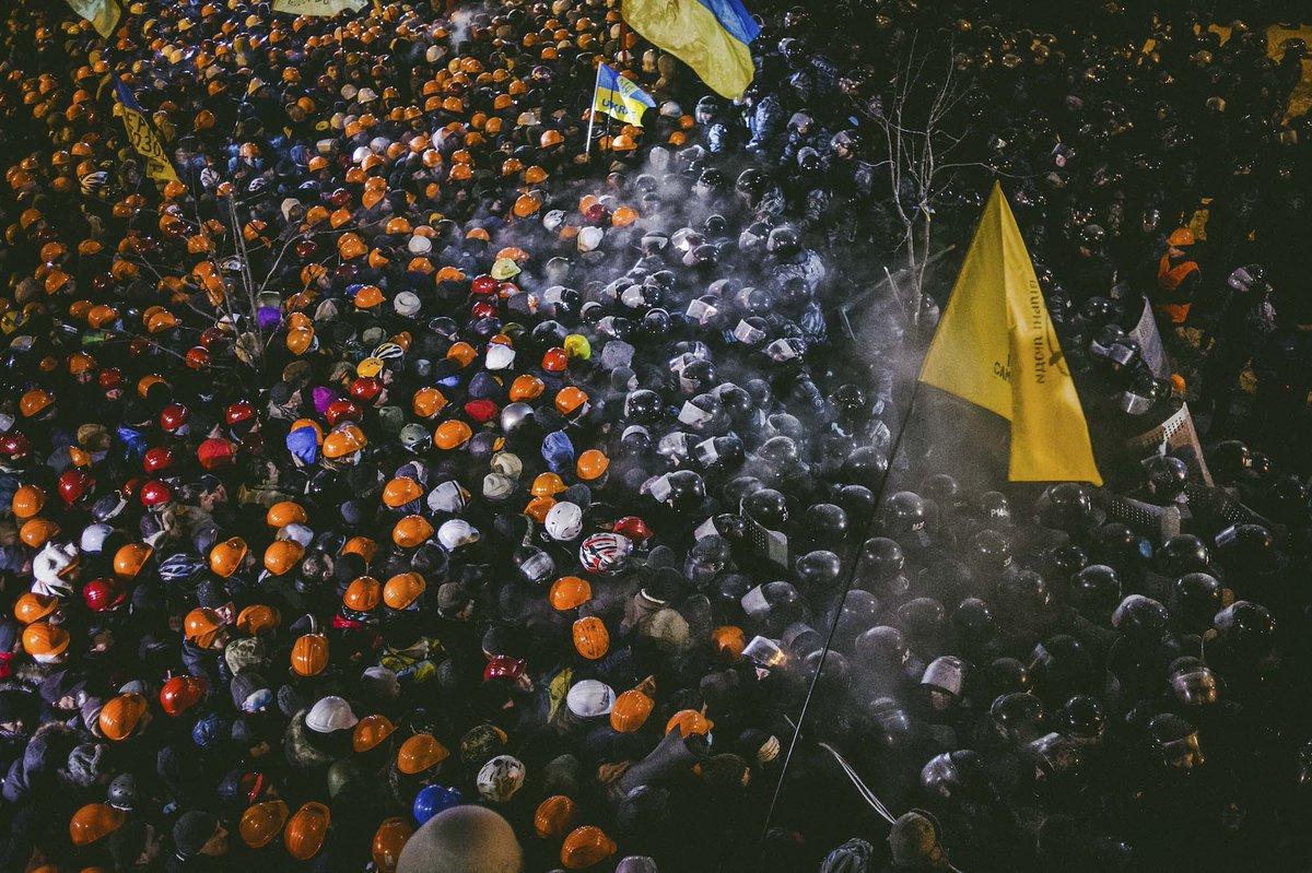 【從廣場革命開始，他作為烏克蘭人，以鏡頭紀錄祖國的抗爭】https://t.co/jwMD0qTbxn 早在9年前，Dondyuk就開始記錄漫長的「俄烏衝突」。那是2013年冬天，他抵達烏克蘭首都基輔的廣場，目睹那場人民爭取真正獨立、自由的，廣場革命。 今