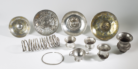 A principios del siglo XX, los campesinos de Tivissa (Tarragona) no cosechaban trigo, sino plata. Porque en sus tierras aparecían tesoros. Lo que no sabían es que los tesoros escondían una tragedia. En este hilo os la cuento.->