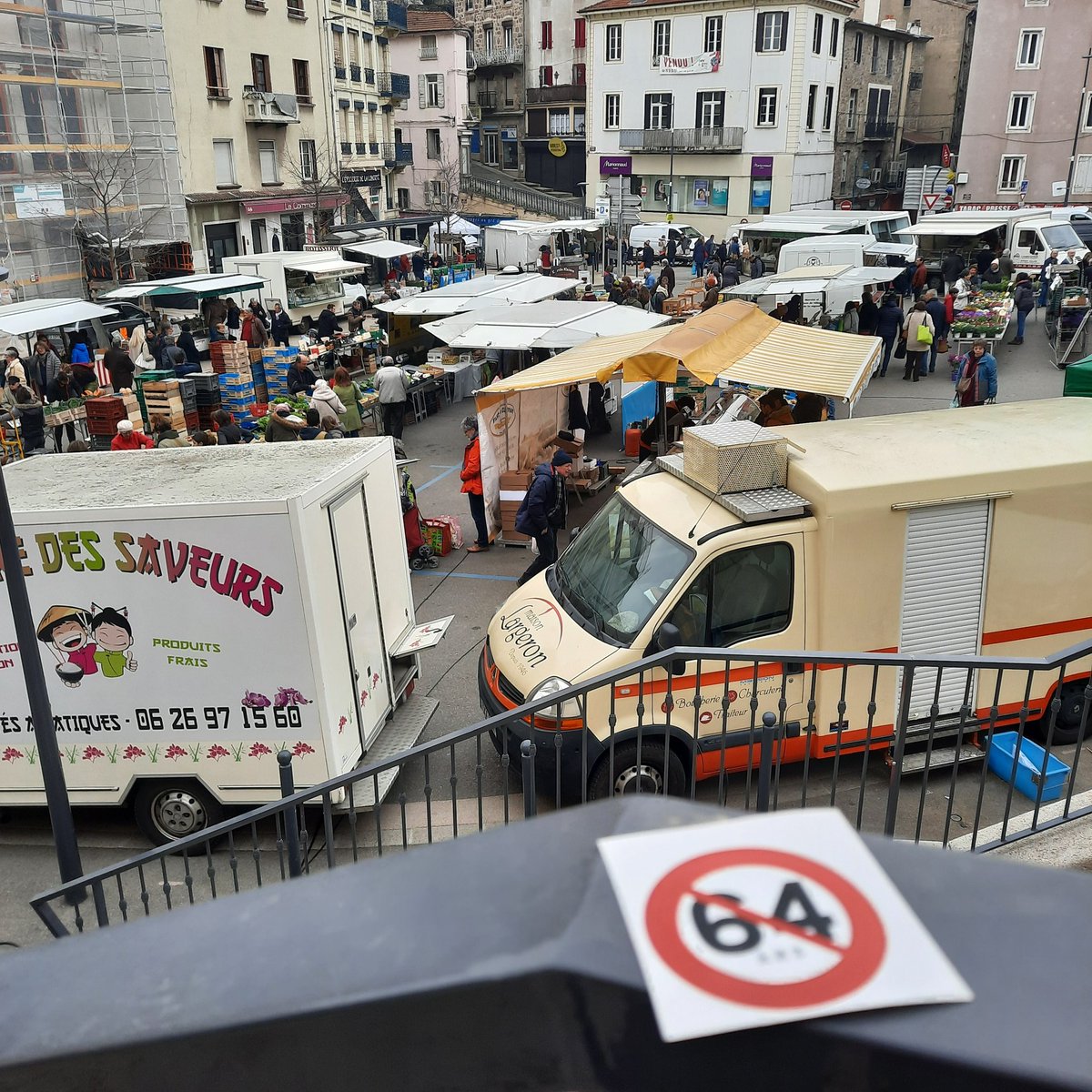 Au marché d'Annonay (Ardèche), l'ancien maire et enfant du pays Olivier Dussopt devenu persona non grata auprès des habitants très remontés contre la #ReformesDesRetraites. "D'ailleurs ca fait des semaines qu'on l'a pas vu". Reportage mardi dans #BCVO <a href="/publicsenat/">Public Sénat</a> <a href="/OrianeMancini/">Oriane Mancini</a>
