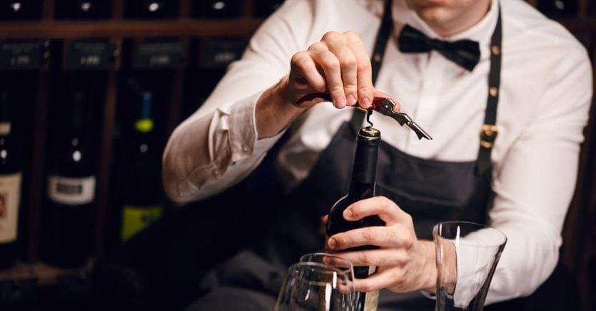 🔸 Come stappare il #vino (senza essere sommelier) e una cafonata da evitare: ilsole24ore.com/art/come-stapp…