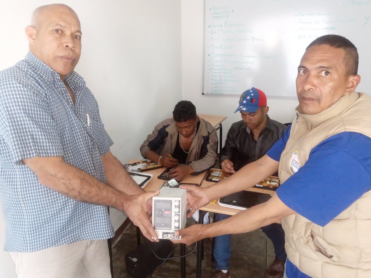 tropa_uneti17's tweet photo. Recibimos de parte de la @MirandaGob una fuente de poder digital para el laboratorio de reparacion de tablets canaima en nuestra sede UNETI Sartenejas municipio Baruta Edo Miranda, gracias  @HectoRodriguez, excelente nuestro protector mil gracias @NicolasMaduro #ChávezInfinito https://t.co/yQpoGN3Psn