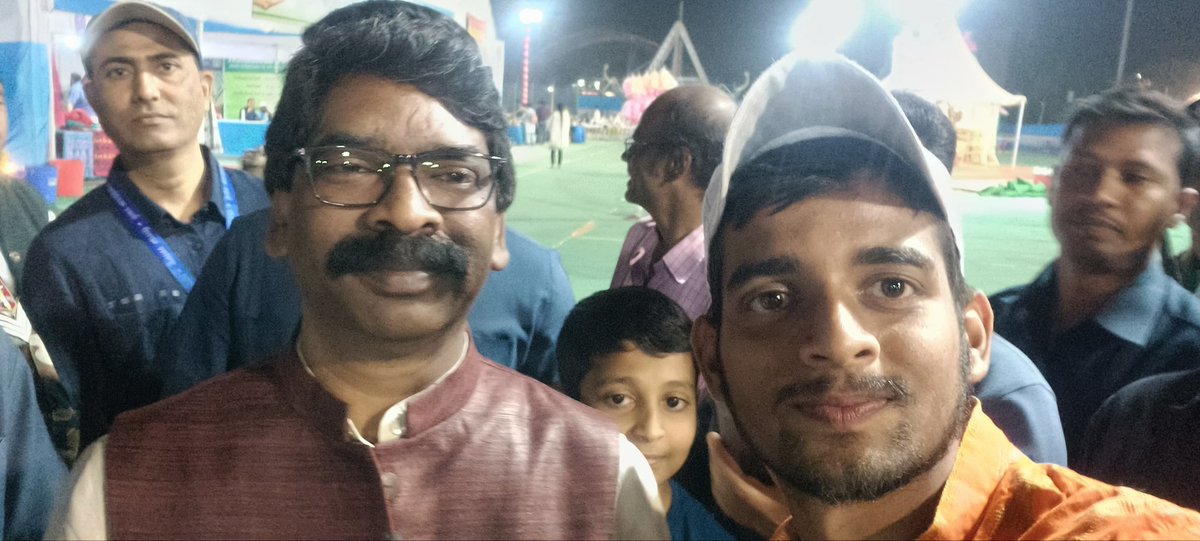 AmanKumar226's tweet photo. Selfie with Honorable CM of JHARKHAND Shri Hemant Soren as a NSS Volunteer @_NSSIndia  @NSSRDPATNA  @NssDcrRanchi @NssRURanchi  @AshaLakra79 @SethSanjayMP https://t.co/nSS6C6iiHH