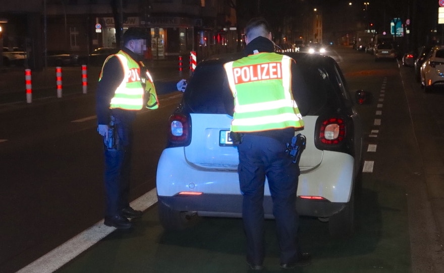 CityReport's tweet photo. Mit Hand an der Waffe! Fahrzeugkontrollen in Neukölln https://t.co/WEOUW0WVL2 https://t.co/Cgkkh60JZy