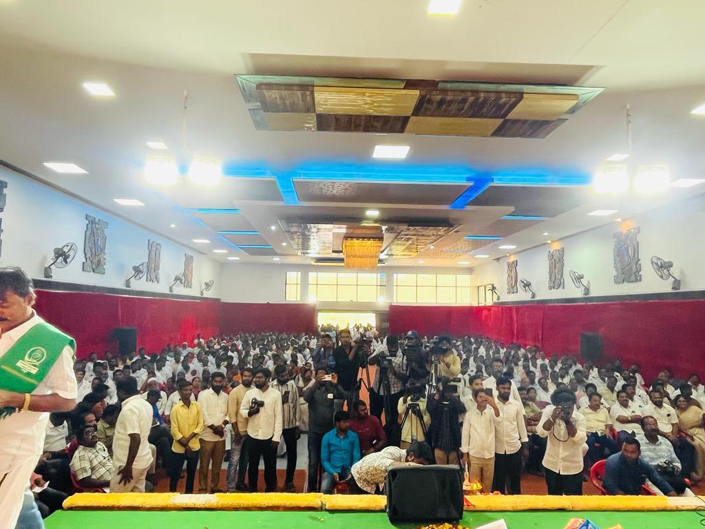 modassir_shams's tweet photo. Addressed partymen by @NasirHussainINC in a programme at #Ballari to release #guaranteecards of promises by @INCKarnataka if voted to Power in Karnataka. Promises are
1 200 units free electricity
2 Rs 2000 per month to every women
3 10kgs of free rice per month to every person https://t.co/gynYvDrjQr