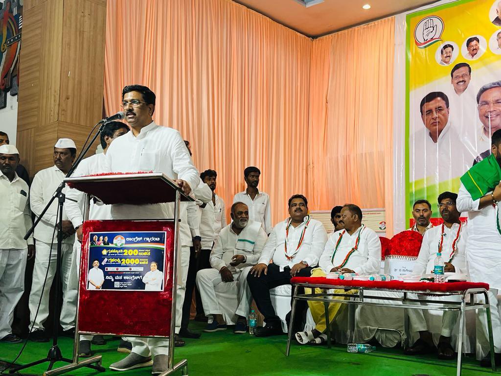 modassir_shams's tweet photo. Addressed partymen by @NasirHussainINC in a programme at #Ballari to release #guaranteecards of promises by @INCKarnataka if voted to Power in Karnataka. Promises are
1 200 units free electricity
2 Rs 2000 per month to every women
3 10kgs of free rice per month to every person https://t.co/gynYvDrjQr