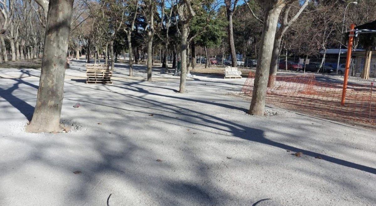 El Ayuntamiento de Madrid está poniendo cemento en los parques.

Lo repito porque cuesta creerlo: están poniendo CEMENTO en los parques.